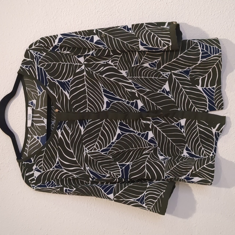 Sakaya Green Floral Blouse Size Medium